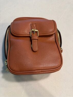Brand New crossbody bag. Multiple pockets. Brown (camel color)